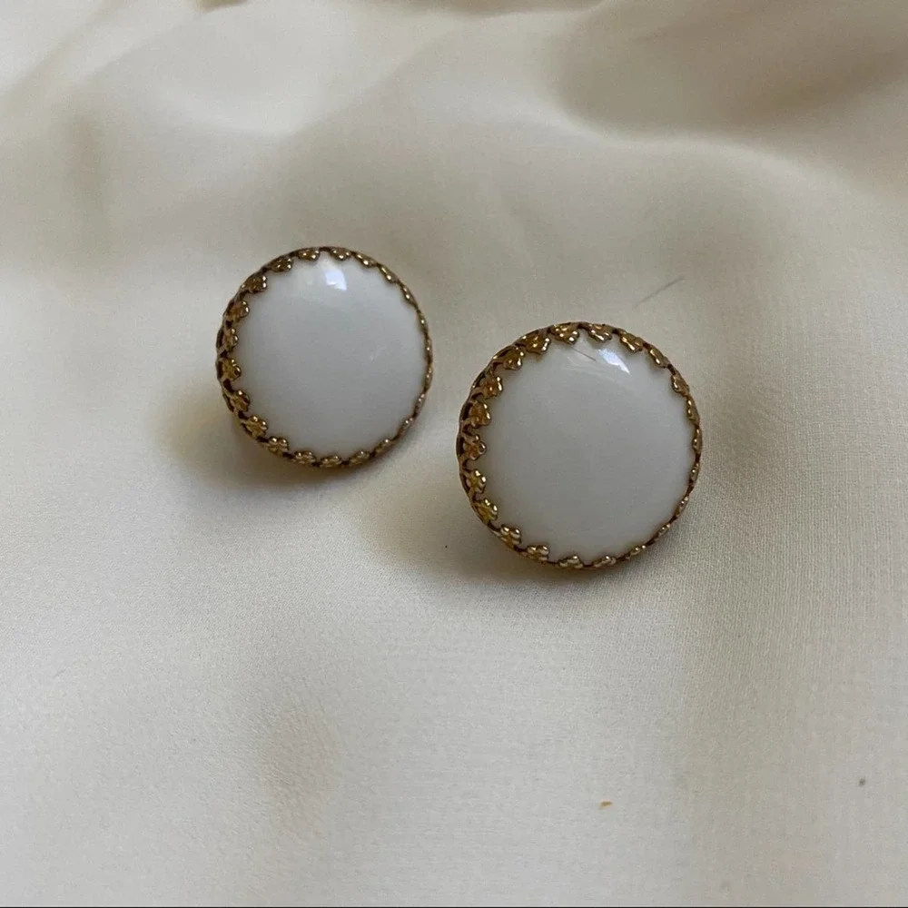 VTG White Round Victorian Edge Clip Earrings